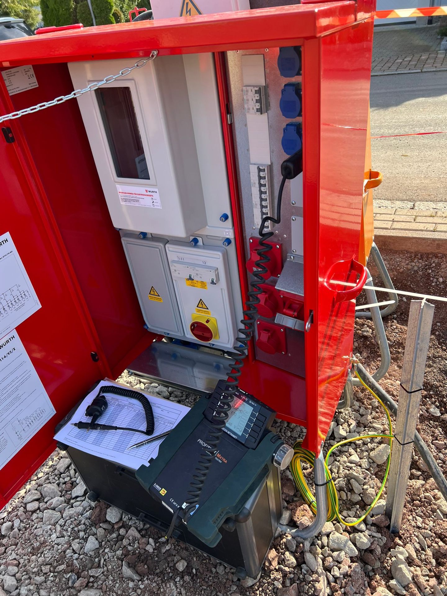 Detailaufnahme Baustromverteiler mit VDE-Prüfgerät