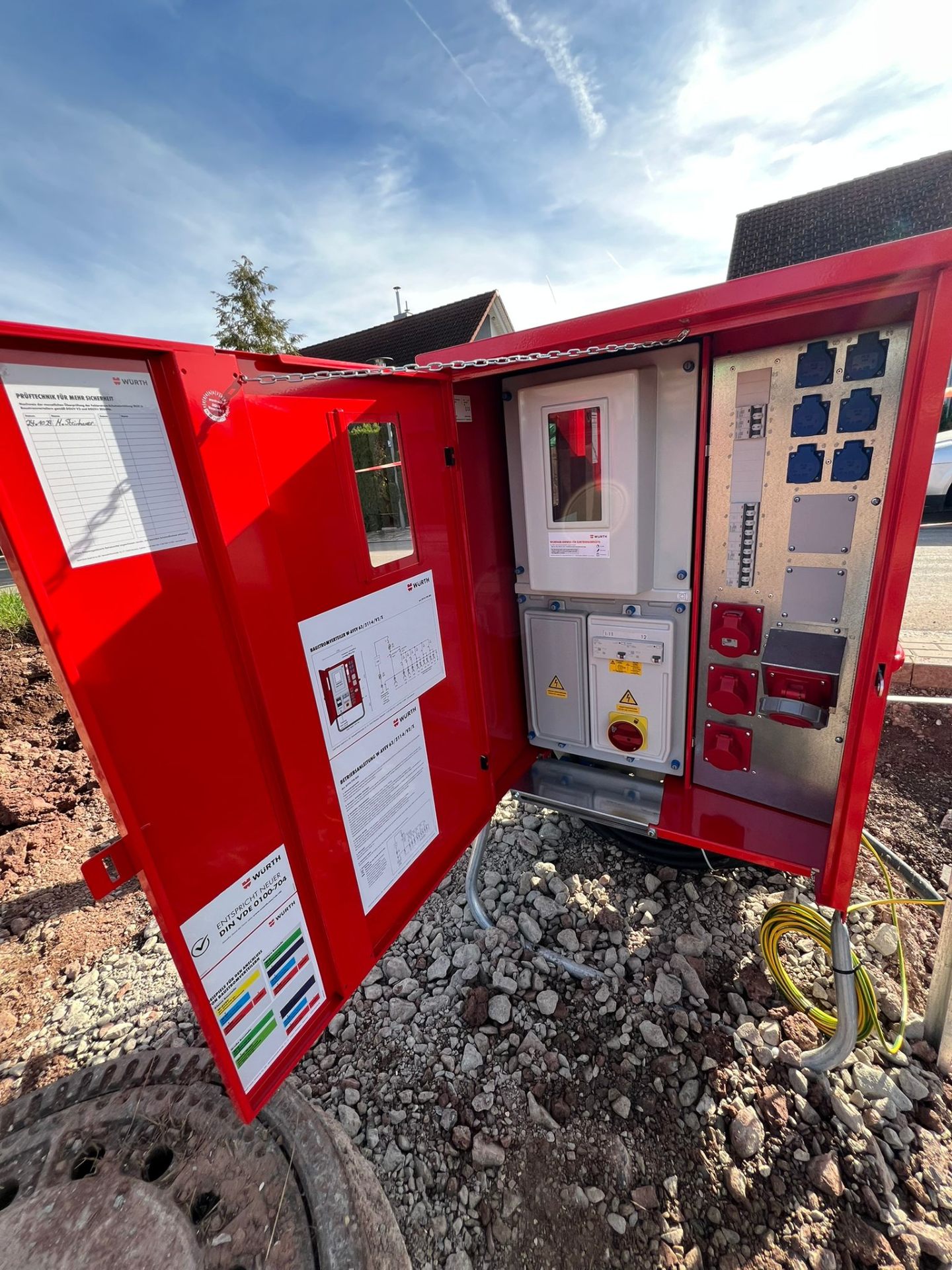 Baustromverteiler von Würth mit Zählerplatz und CEE-Steckdosen